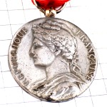 ブローチ・マリアンヌ自由の女神コイン月桂樹トリコロール国旗色リボン青白赤 REPUBLIQUE-FRANCAISE MARIANE LAURIERS MINISTERE-DU-TRAVAIL COCARDE FRANCE