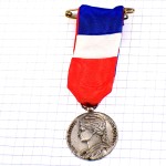 ブローチ・マリアンヌ自由の女神コイン月桂樹トリコロール国旗色リボン青白赤 REPUBLIQUE-FRANCAISE MARIANE LAURIERS MINISTERE-DU-TRAVAIL COCARDE FRANCE