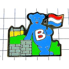 ピンバッジ・オランダ国旗ビュタガス青い熊 BUTAGAZ FRANCE NETHERLANDS FLAG