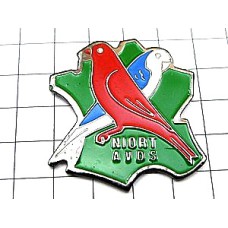 ピンバッジ・赤と青の小鳥二羽フランス地図型